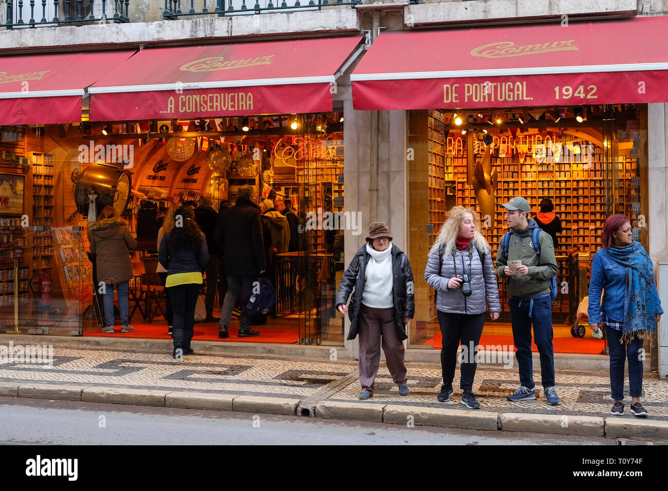 Sardine shop, tourists, Arco da Rua Augusta, Praça do Comércio, Lisbon, Portugal. February 2019. Stock Photo