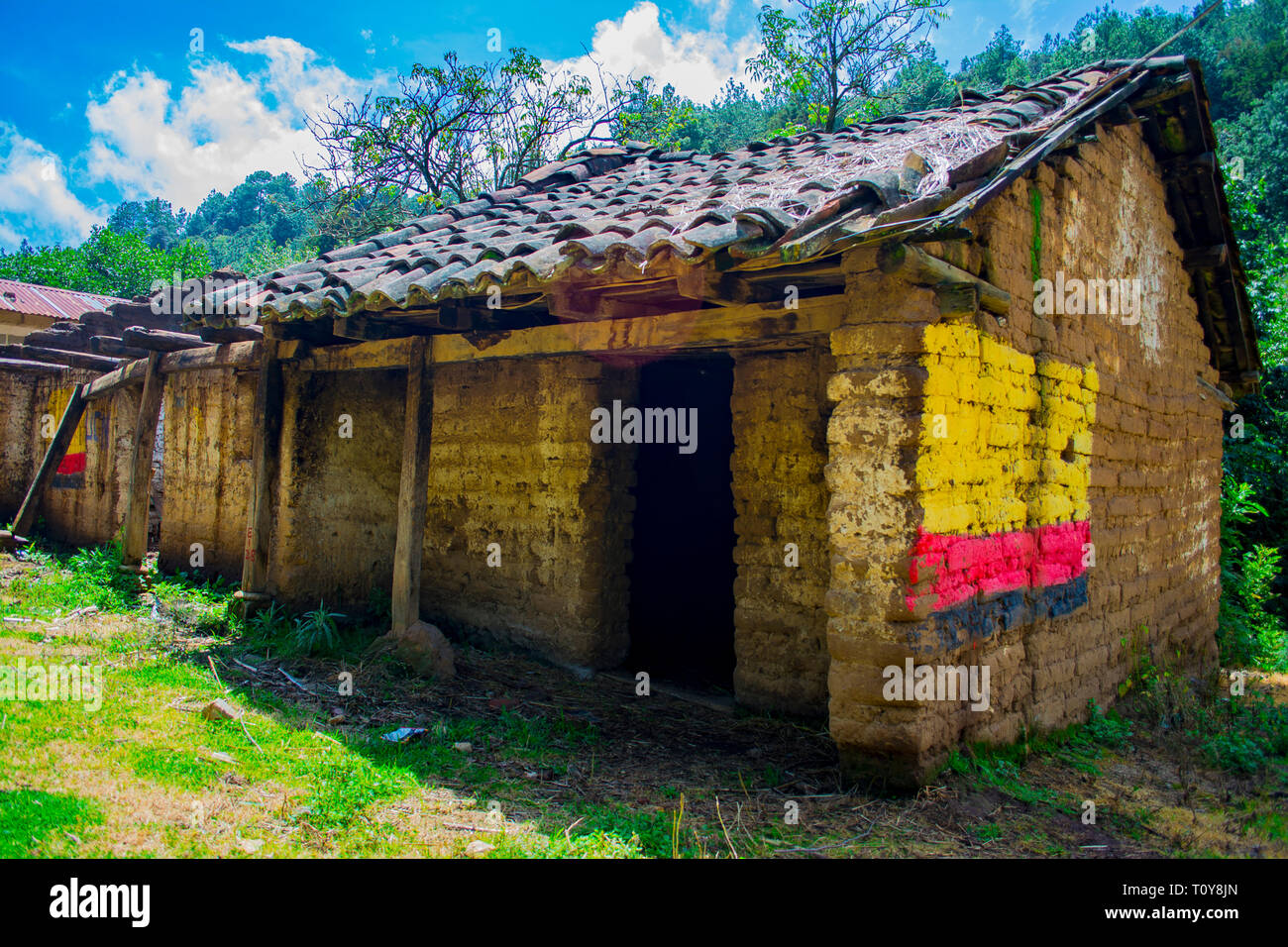 casita antigua abandonada en aldea y comunida el  paraiso cajola y san carlos sija de xela, guatemala  personas que se fueron e abandonaron sus casas Stock Photo