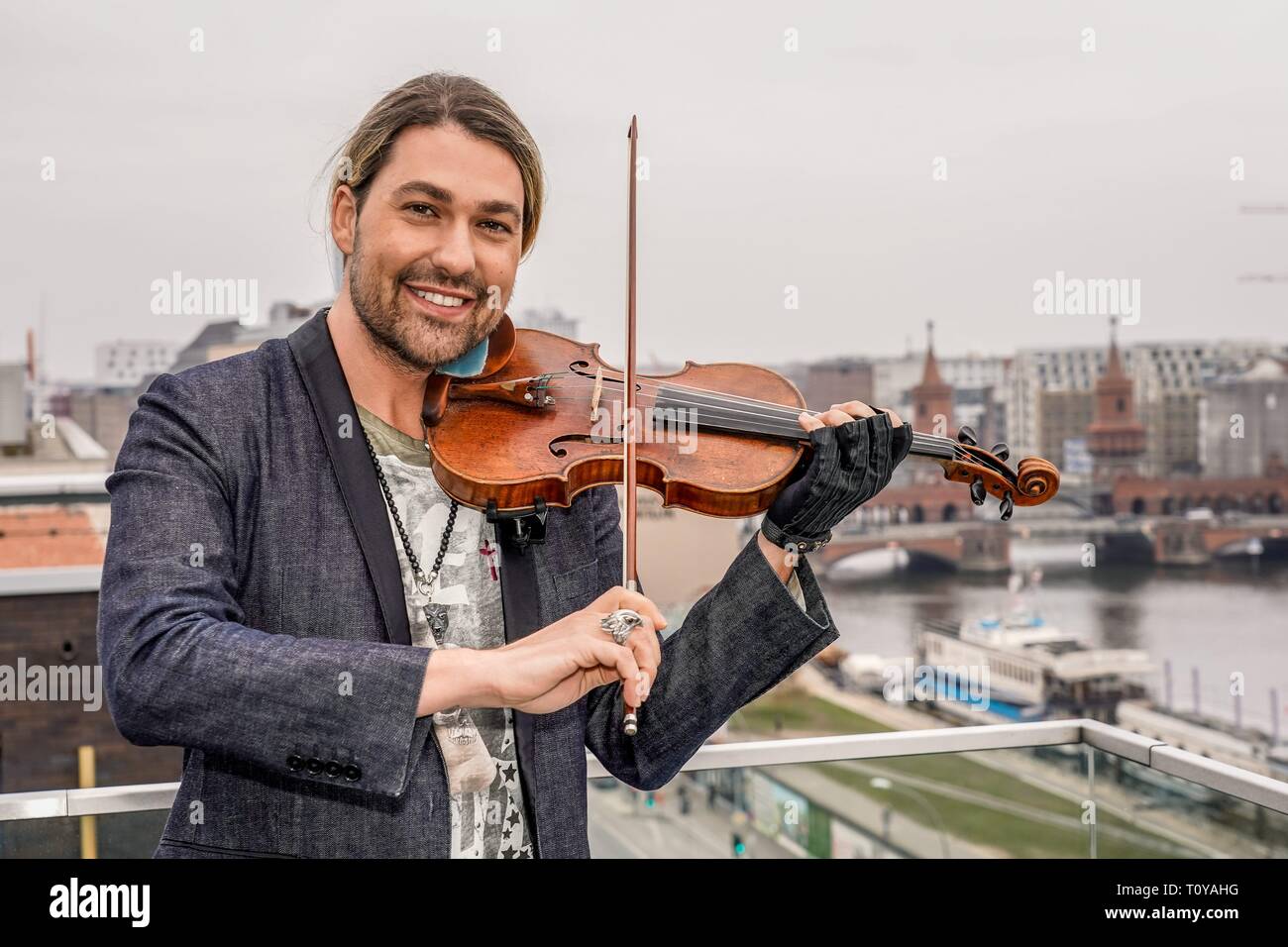 Berlin, Deutschland. 21st Mar, 2019. 21.03.2019, star violinist David Garrett presents his new crossover tour UNLIMITED - GREATEST HITS at the 260-degree bar in Berlin, with which he will perform in the capital. Portrait of the musician with violin on the terrace of the 206 degree bar. Credit: dpa/Alamy Live News Stock Photo