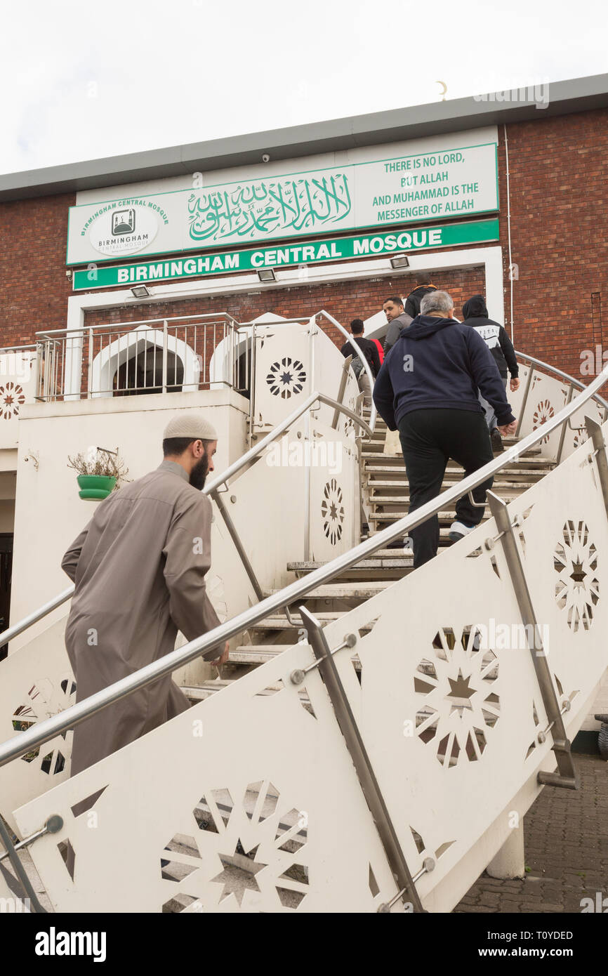 Birmingham, UK. 22nd March, 2019. A week after the New Zealand mosque murders and less than 48 hours after several Birmingham mosques were vandalised, people arrive for Friday prayers at the Birmingham Central Mosque. There is a police presence for reassurance and security. Peter Lopeman/Alamy Live News Stock Photo