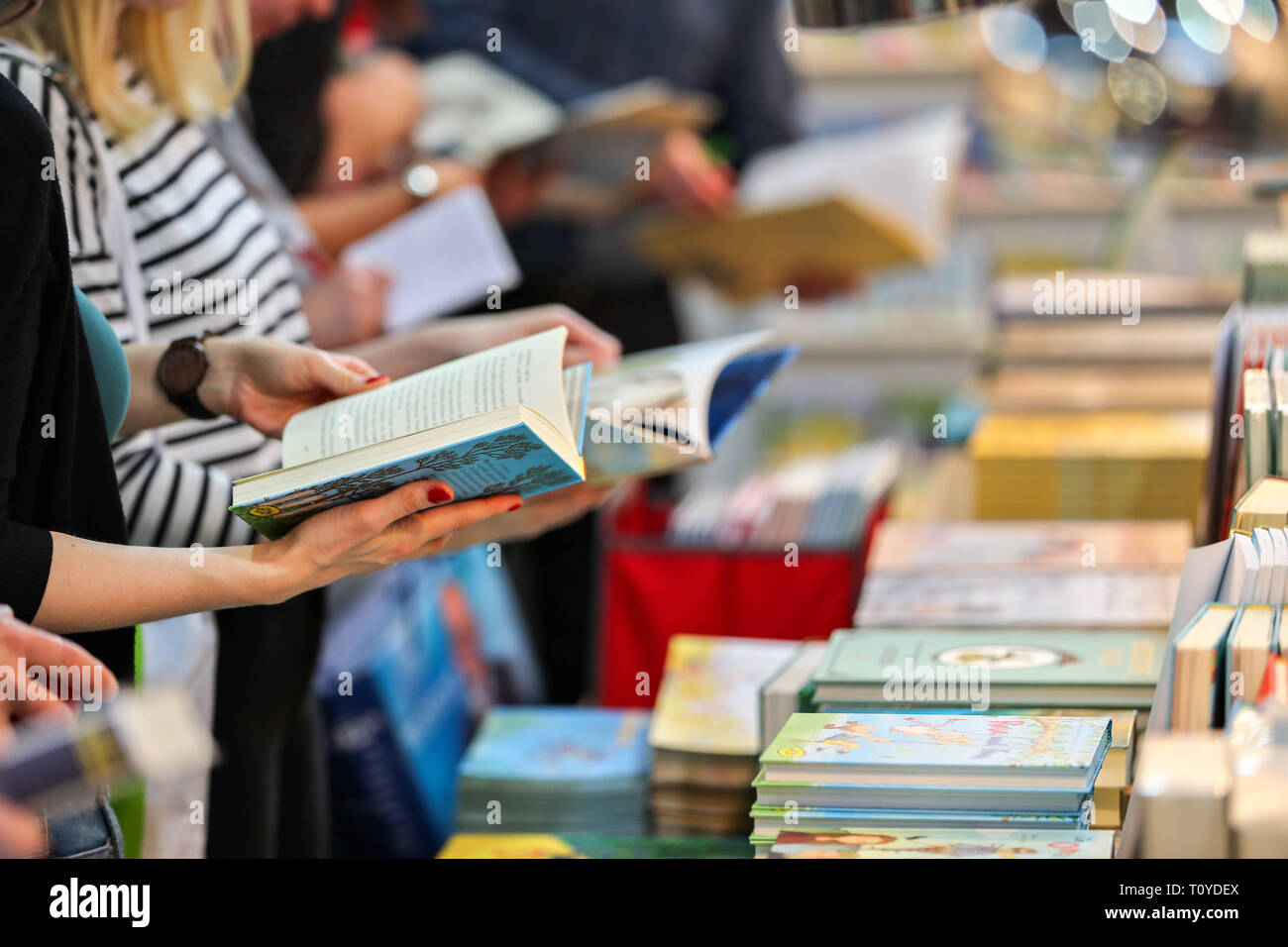 Leipzig, Germany. 22nd Mar, 2019. Visitors to the Leipzig Book Fair leaf through books. The Book Fair will continue until 24.03.2019. Credit: Jan Woitas/dpa-Zentralbild/dpa/Alamy Live News Stock Photo