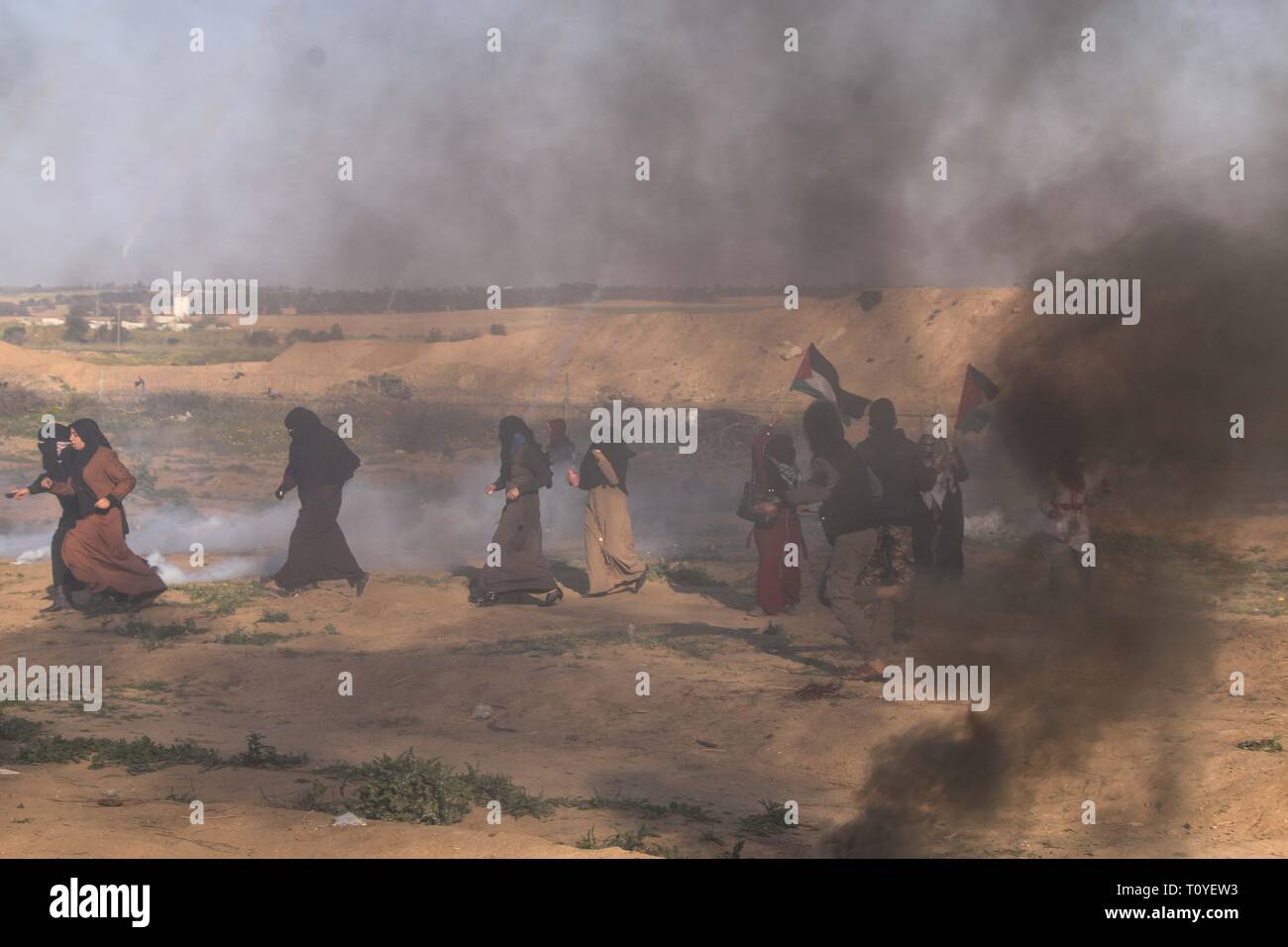 March 22, 2019 - Al-Buraj Refugee Camp, The Gaza Strip, Palestine - Clashes between Palestinians and Israeli troops at al-Buraj refugee camp in central of the Gaza Strip, Palestinian Health Ministry in Gaza confirmed that 30 Palestinians were shot and injured with Israeli live fire, while dozens of others suffered from tear-gas inhalation, including a number of health workers. Credit: Mahmoud Khattab/Quds Net News/ZUMA Wire/Alamy Live News Stock Photo