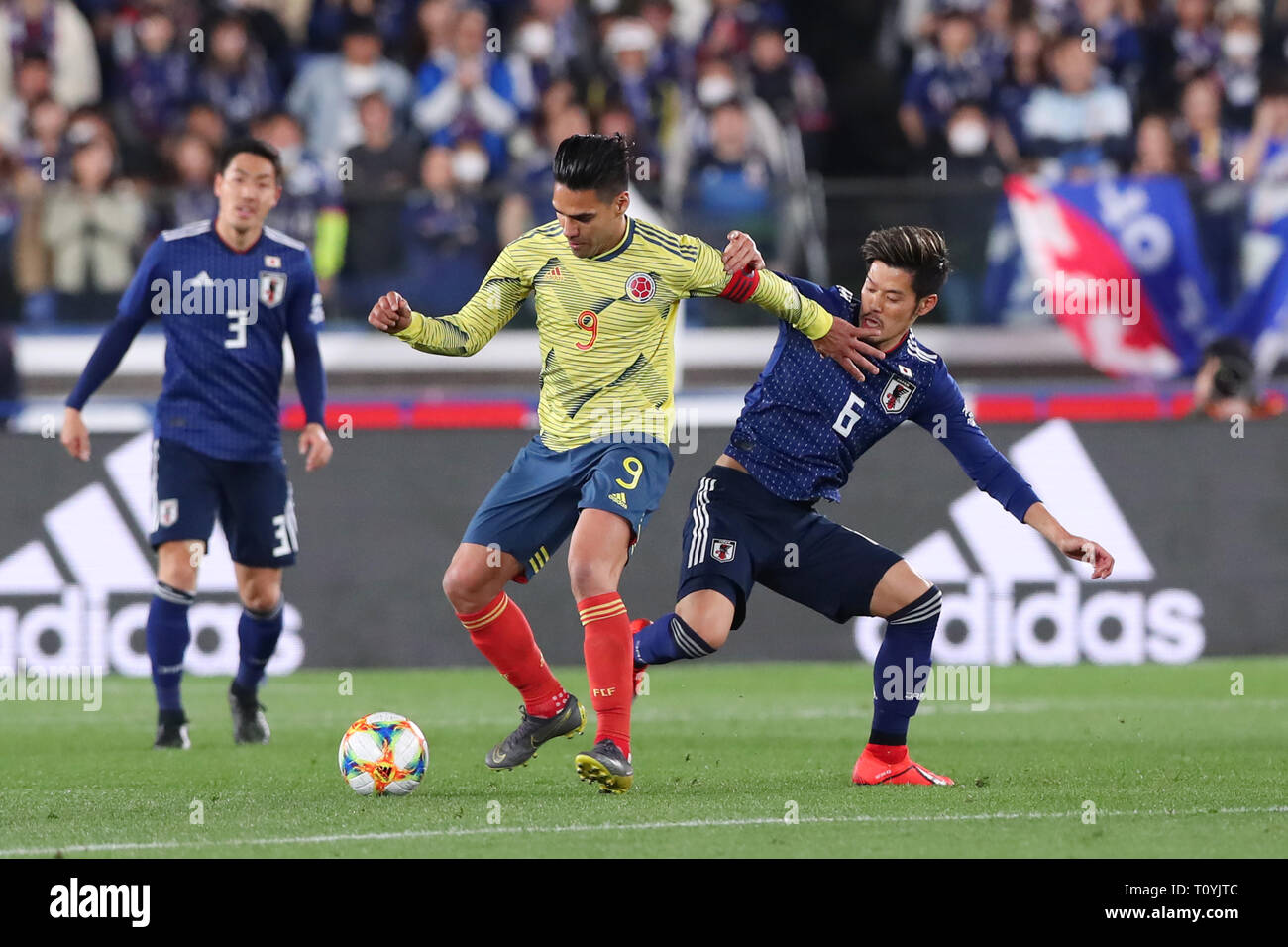 Kanagawa, Japan. 22nd Mar, 2019. (L-R) Radamel Falcao (COL), Hotaru Yamaguchi (JPN) Football/Soccer : KIRIN Challenge Cup 2018 match between Japan 0-1 Colombia at Nissan Stadium in Kanagawa, Japan . Credit: Yohei Osada/AFLO SPORT/Alamy Live News Stock Photo