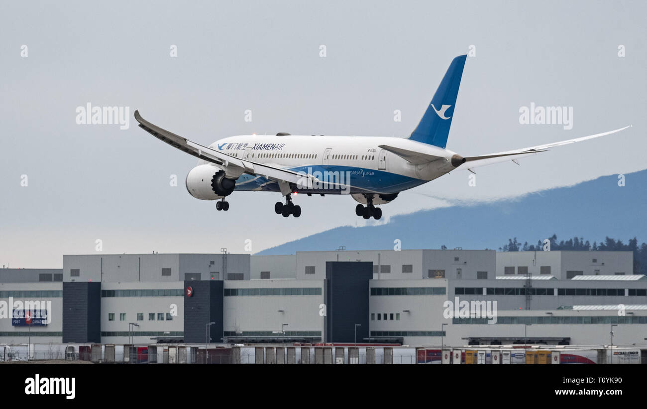 Richmond, British Columbia, Canada. 16th Mar, 2019. A XiamenAir (Xiamen Airlines) Boeing 787-8 Dreamliner (B-2762) wide-body jetliner lands at Vancouver International Airport. Credit: Bayne Stanley/ZUMA Wire/Alamy Live News Stock Photo