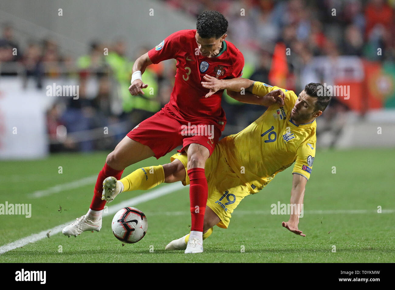 Lisbon, Portugal. 22nd Mar, 2019. Pepe (Kepler Laveran de Lima Ferreira ComM) of Portugal (L) vies for the ball with JÃºnior Moraes of Ukraine (R) during the Qualifiers - Group B to Euro 2020 football match between Portugal vs Ukraine. Credit: David Martins/SOPA Images/ZUMA Wire/Alamy Live News Stock Photo