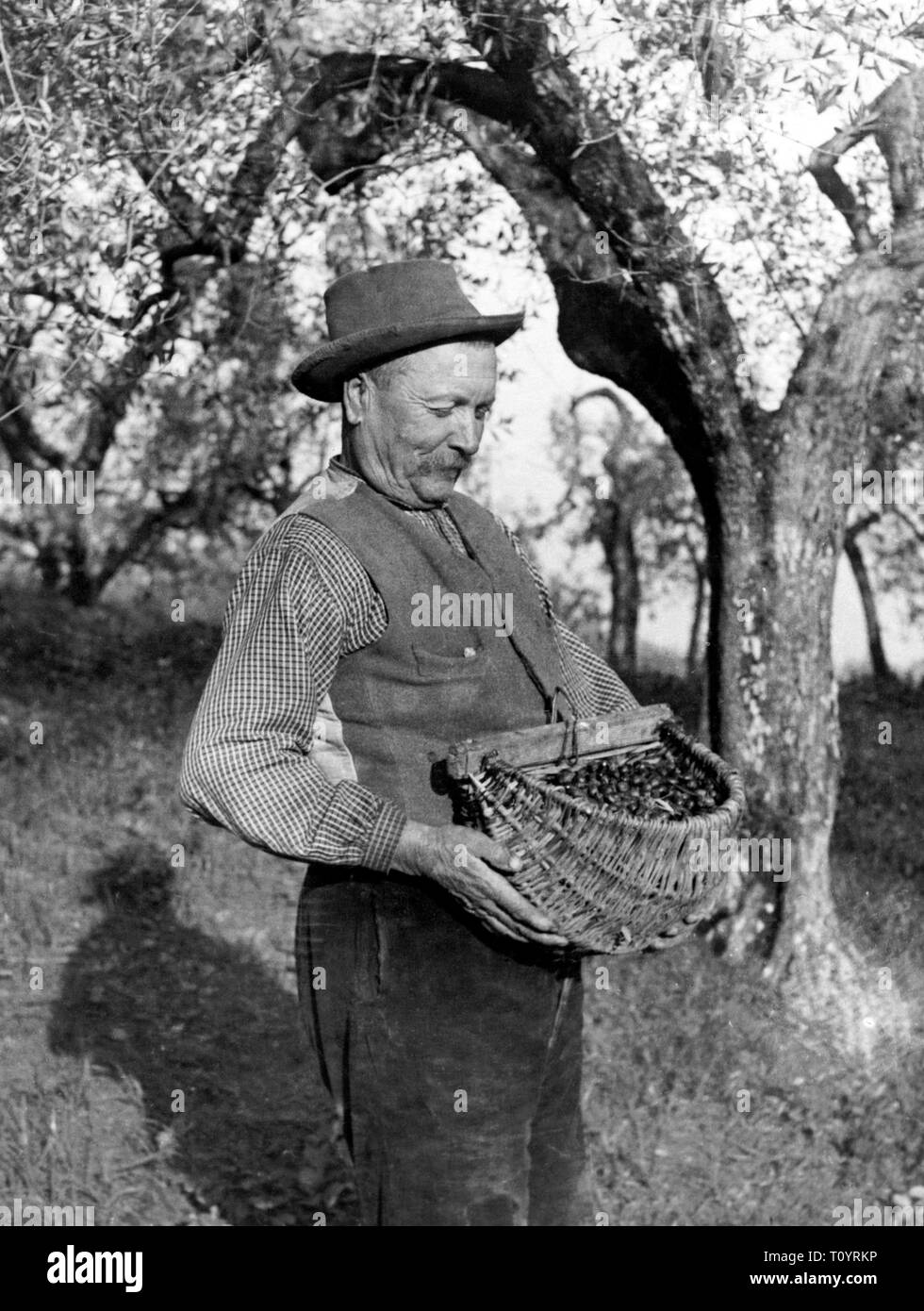 Farmers work 1920 Black and White Stock Photos & Images - Alamy