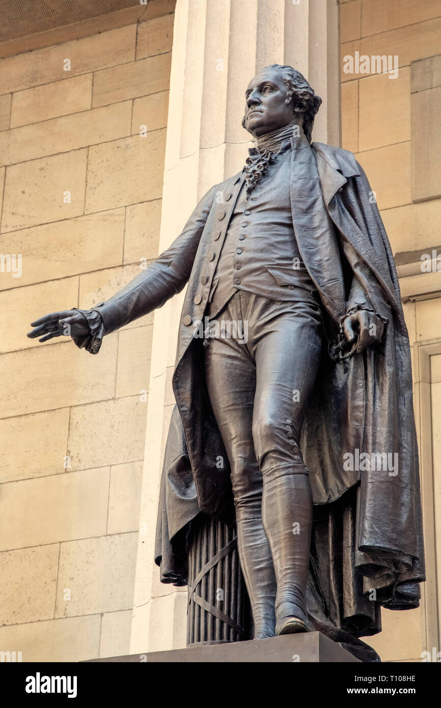 George Washington statue in front of the Federal Hall National Memorial, 26 Wall Street, New York, New York State, United States of America.  The bron Stock Photo