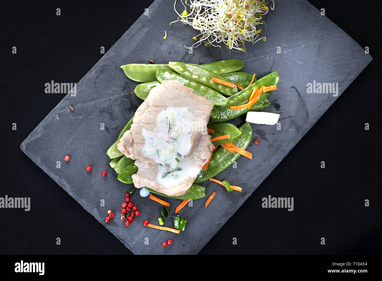 Dinner meal in a box diet. Chicken in herbs with yogurt sauce with green salad Stock Photo