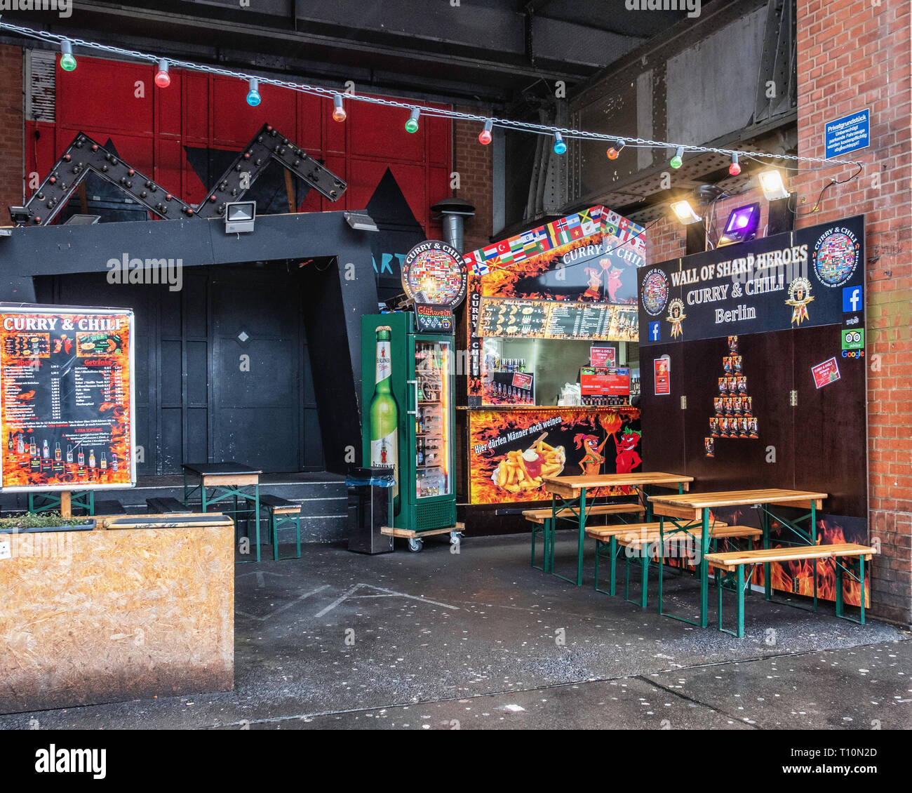 Selbst-LKW-Dekoration am Eingang Der Curry Wurstwurst in Berlin  Redaktionelles Stockfoto - Bild von deutsch, küche: 174033913