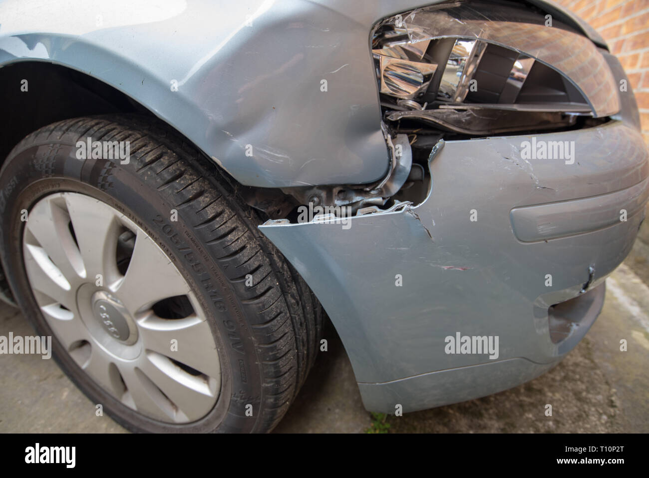 Front end collision damage hi-res stock photography and images - Alamy