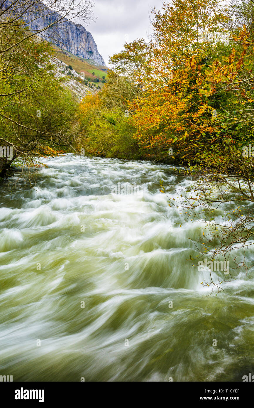 Sceneries river hi-res stock photography and images - Alamy