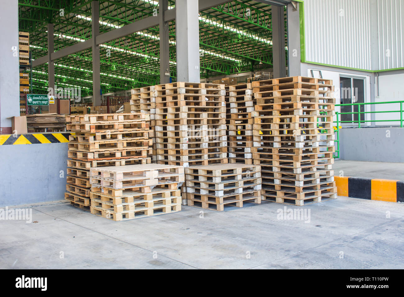The wooden pallets, pallets ready for use Stock Photo Alamy