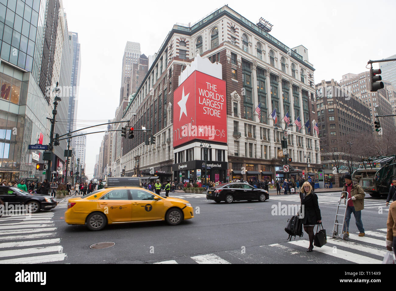 The Worlds largest flagship Macy's Department Store, 151 West 34th Street  New York, NY 10001 Stock Photo - Alamy