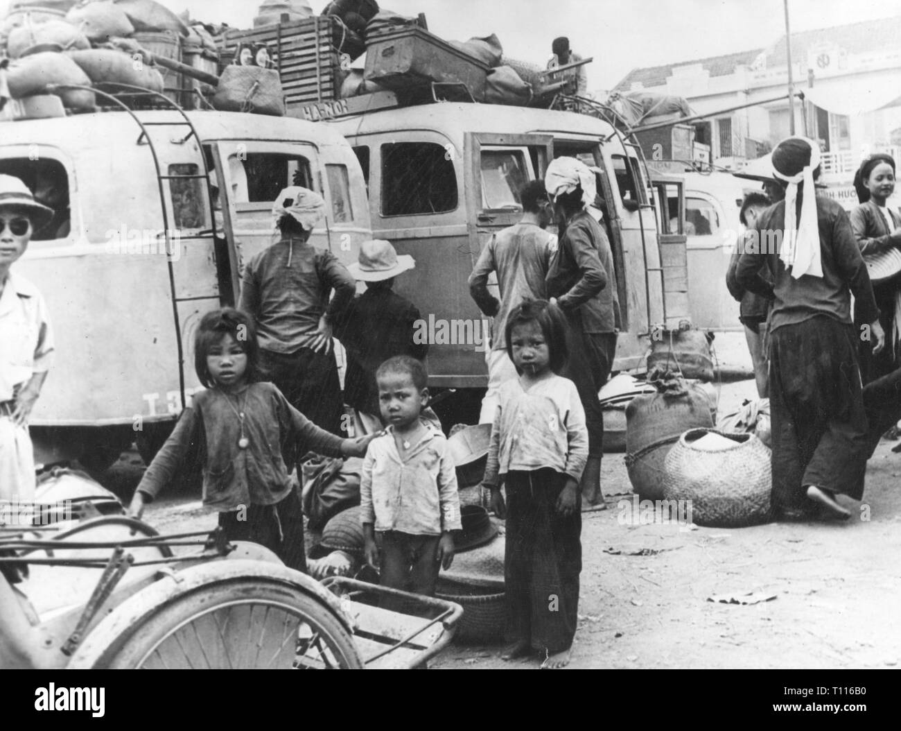 Indochina War 1946 - 1954, clearing of the Delta of the Red River, evacuation the populace by Nam Dinh, North Vietnam, 11.7.1954, civilian, civilians, refugee, refugees, flight, children, child, kids, kid, buses, busses, bus, baggage, luggage, Viet Nam, Vietnam, Indochina, people, 20th century, 1950s, river, rivers, evacuation, evacuations, historic, historical, Additional-Rights-Clearance-Info-Not-Available Stock Photo