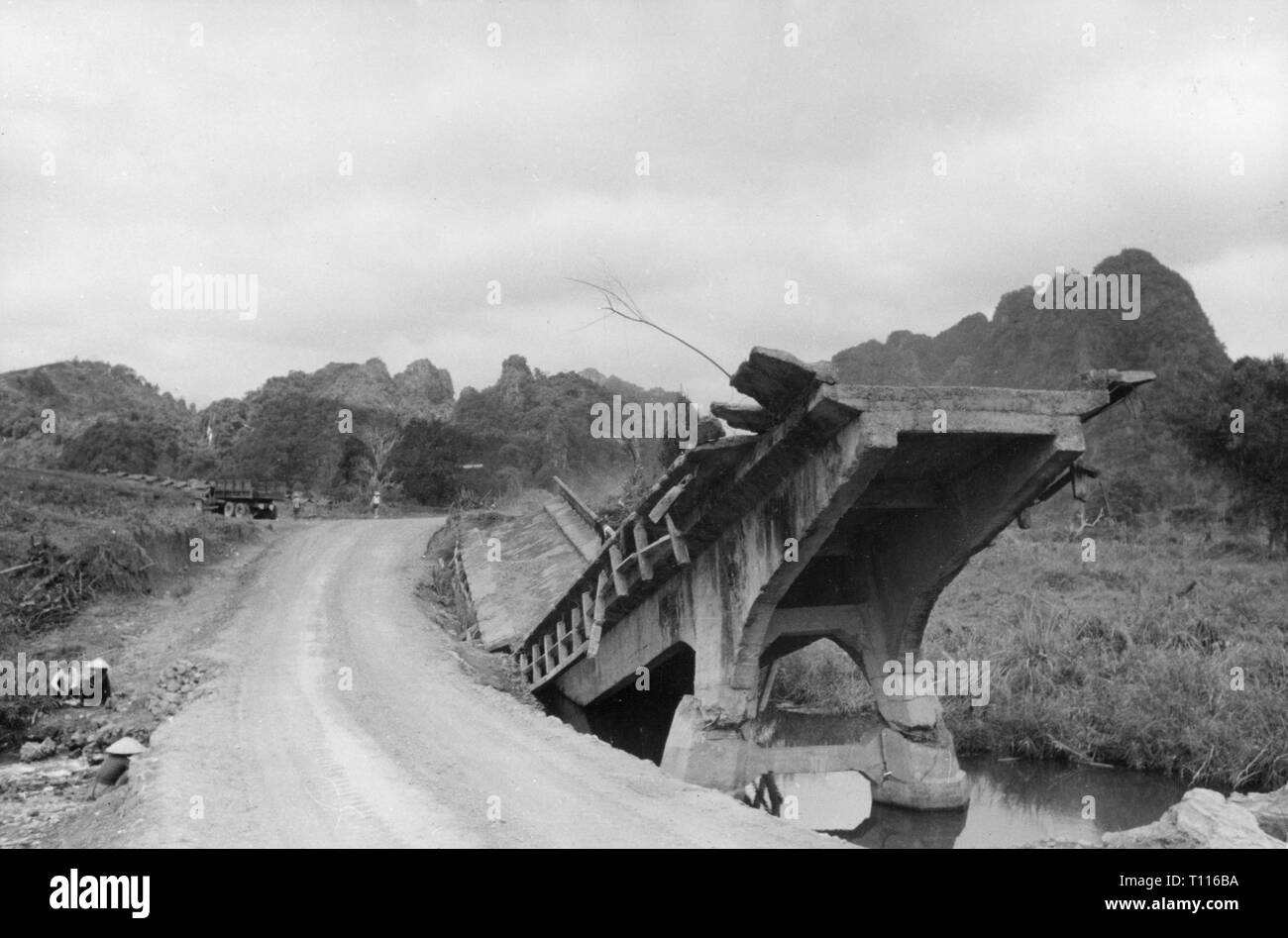 Indochina War 1946 - 1954, Battle of Hoa Binh, 10.11.1951 - 25.2.1952, remains of a blown up bridge at the Colonial Route 6, Hoa Binh province, view, 1952, Route Coloniale, blasting, exploding, shooting, blastings, explodings, ruin, ruins, destruction, destructions, war damage, Viet Nam, Vietnam, Indochina, war, wars, 20th century, 1950s, battle, battles, bridge, bridges, view, views, historic, historical, Additional-Rights-Clearance-Info-Not-Available Stock Photo