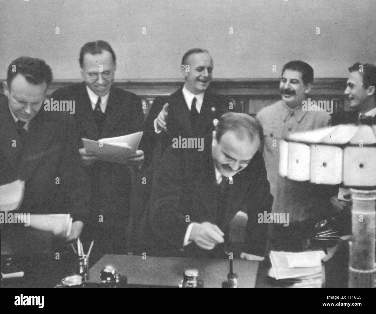 Nazism / National Socialism, politics, German - Soviet Frontier Treaty, 1939, Soviet foreign minister Vyacheslav Molotov after the signing, aside the Soviet ambassador in Germany Aleksey Shkvarzev, rearward row from the left: Gustav Hilger, Foreign Minister of the Reich Joachim von Ribbentrop, secretary-general the CPSU Joseph Stalin and interpreter Vladimir Pavlov, Moscow, 28.9.1939, German Soviet, pact, pacts, diplomacy, foreign policy, external policy, Second World War / WWII, First World War / WWI, Russia, Soviet Union, USSR, Union of Sociali, Additional-Rights-Clearance-Info-Not-Available Stock Photo