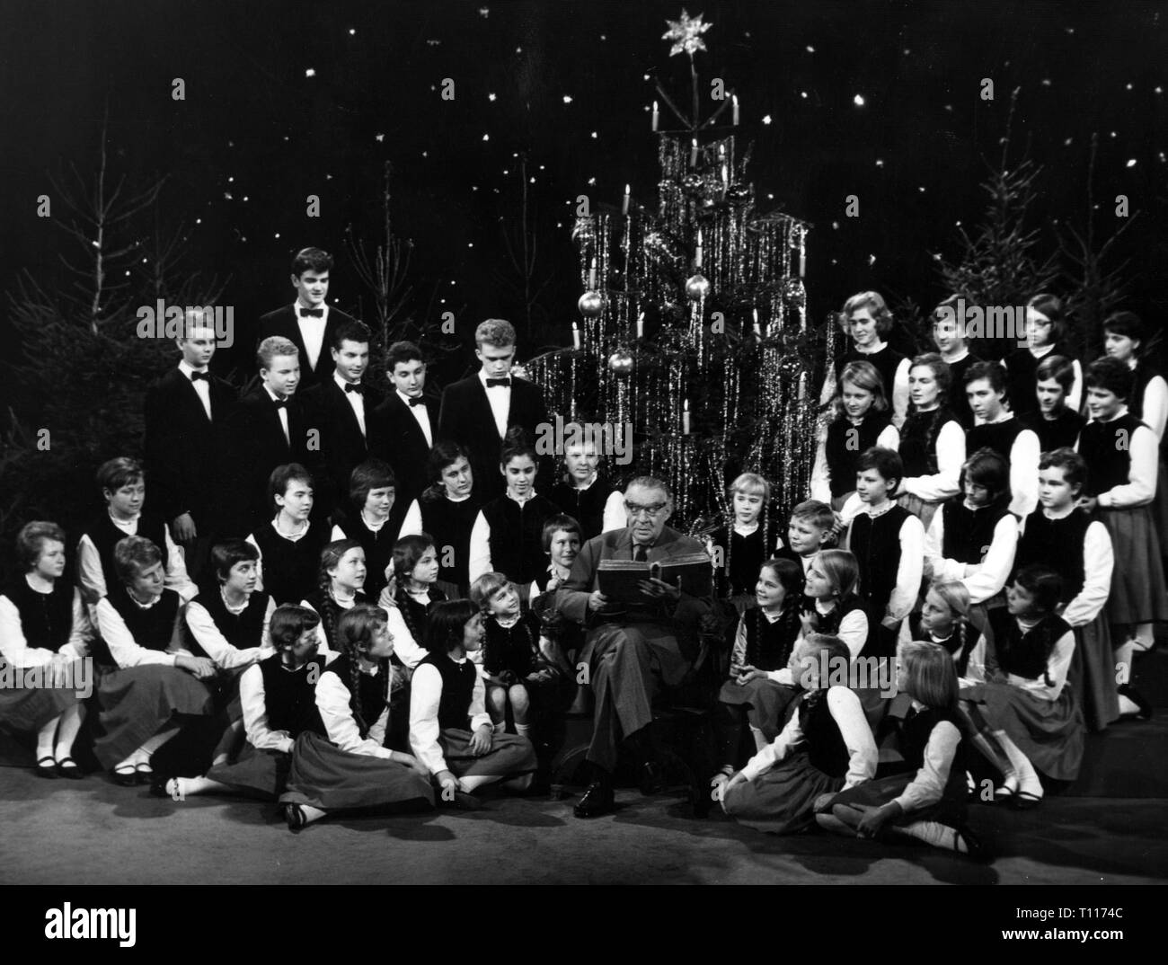 Christmas, carol singing, choir the school of music 'Schaumburger Maerchensaenger', stage performance in the telecast 'Davon ich singen und wagen will', with Carl Wery, ZDF, 1960s, Additional-Rights-Clearance-Info-Not-Available Stock Photo