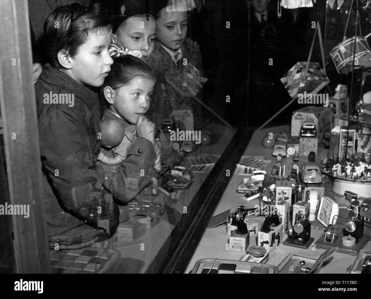 Christmas, shopping / presents, children of Hungarian refugees in front of shop window with toys, London, 24.12.1956, Additional-Rights-Clearance-Info-Not-Available Stock Photo