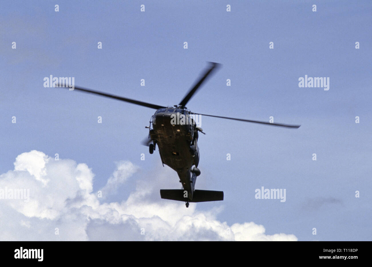 29th October 1993 A U.S. Army Sikorsky UH-60 Black Hawk helicopter coming in to land at the UNOSOM headquarters compound in Mogadishu, Somalia. Stock Photo