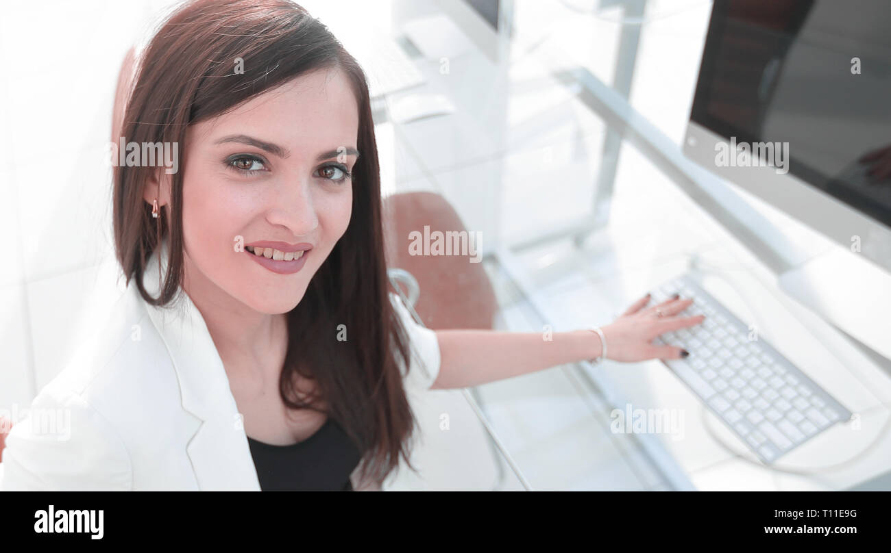 woman assistant working on the computer Stock Photo - Alamy