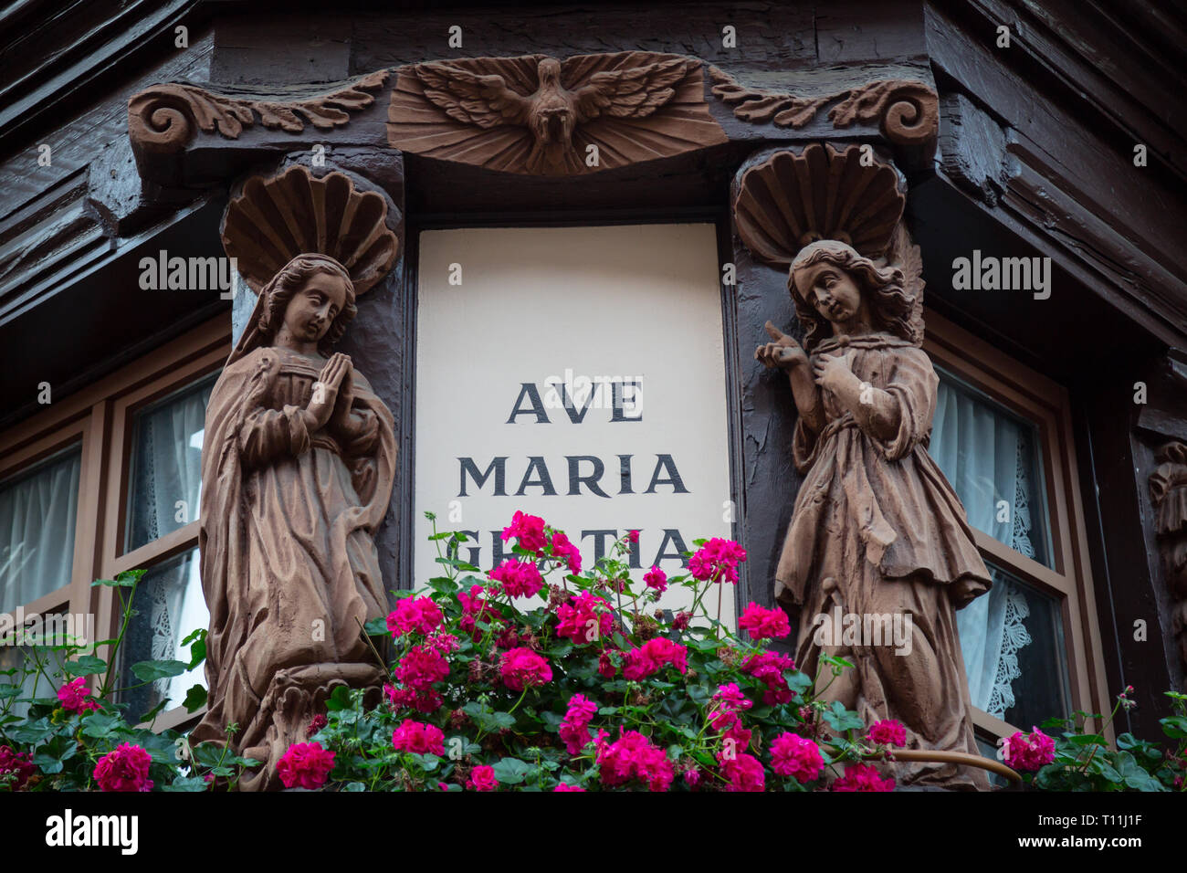 29.10.2014, Ribeauville, Grand Est, France - Angel sculptures on the facade of a half-timbered house in Alsace. Ribeauville is a charming place on the Stock Photo