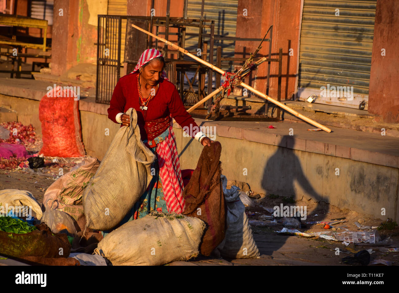 Indian Woman cleaning, Sardar Market, Jodhpur, Rajasthan, India Stock Photo