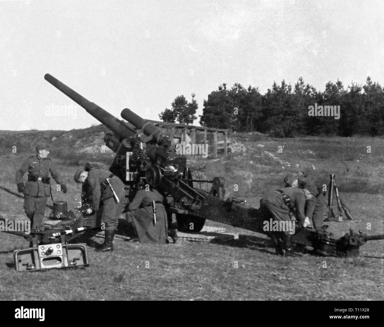 Wehrmacht Heer Leichte Feldhaubitze leFH 18 10,5 cm  / 105 mm - German Army light Howtizer leFH18 105,5cm / 105mm Stock Photo