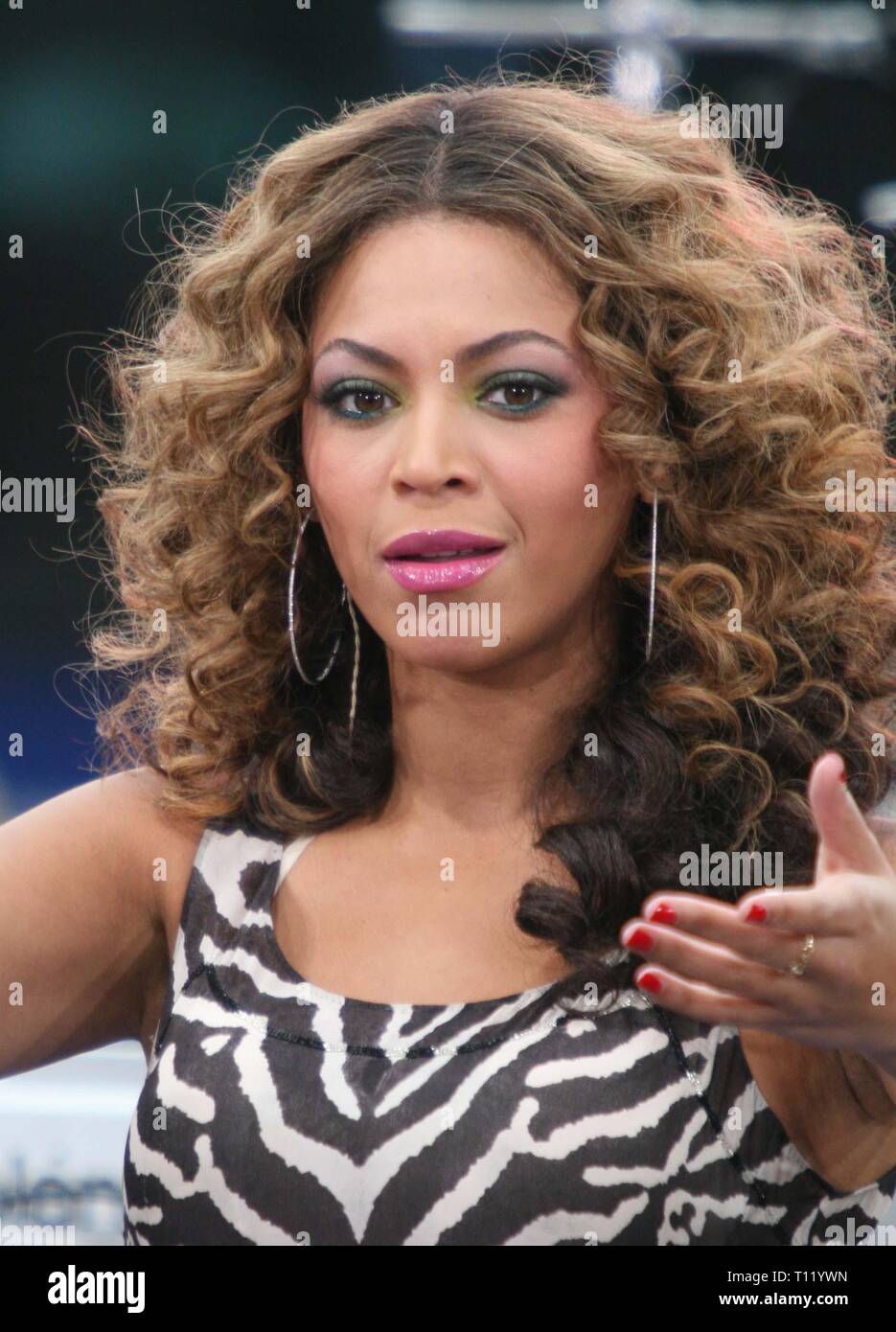 Beyonce Performing at CBS THIS Morning 2007 Photo By John Barrett ...
