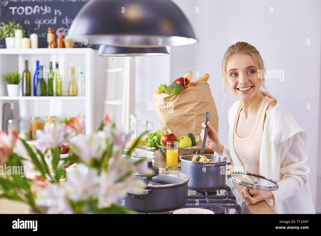 Healthy food woman kitchen hi-res stock photography and images - Alamy