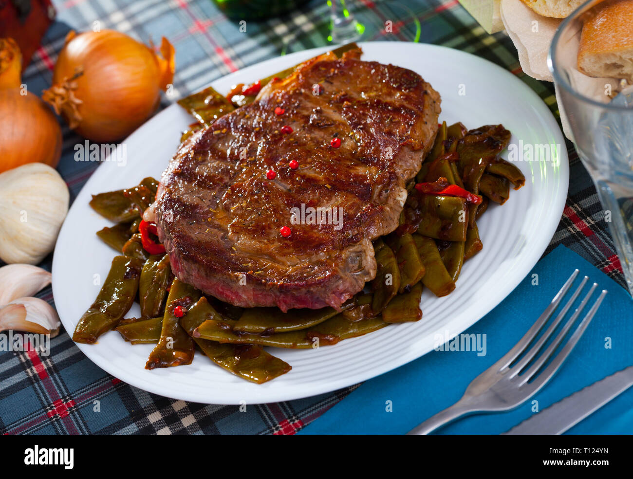 Steak beef with stewed green beans and pepper Stock Photo - Alamy