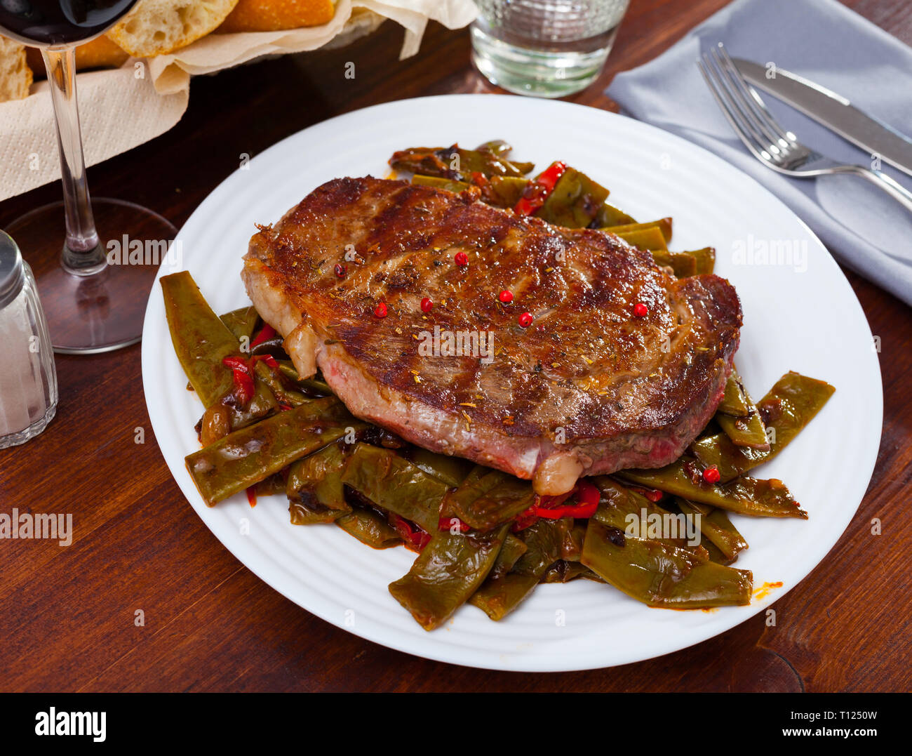 Steak beef with stewed green beans and pepper Stock Photo - Alamy