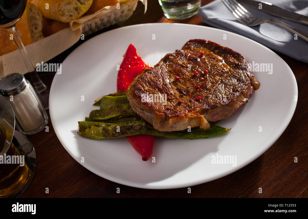 Steak beef with stewed green beans and pepper Stock Photo - Alamy