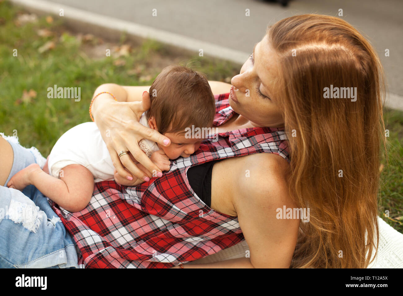 Mother holding newborn baby hi-res stock photography and images - Alamy