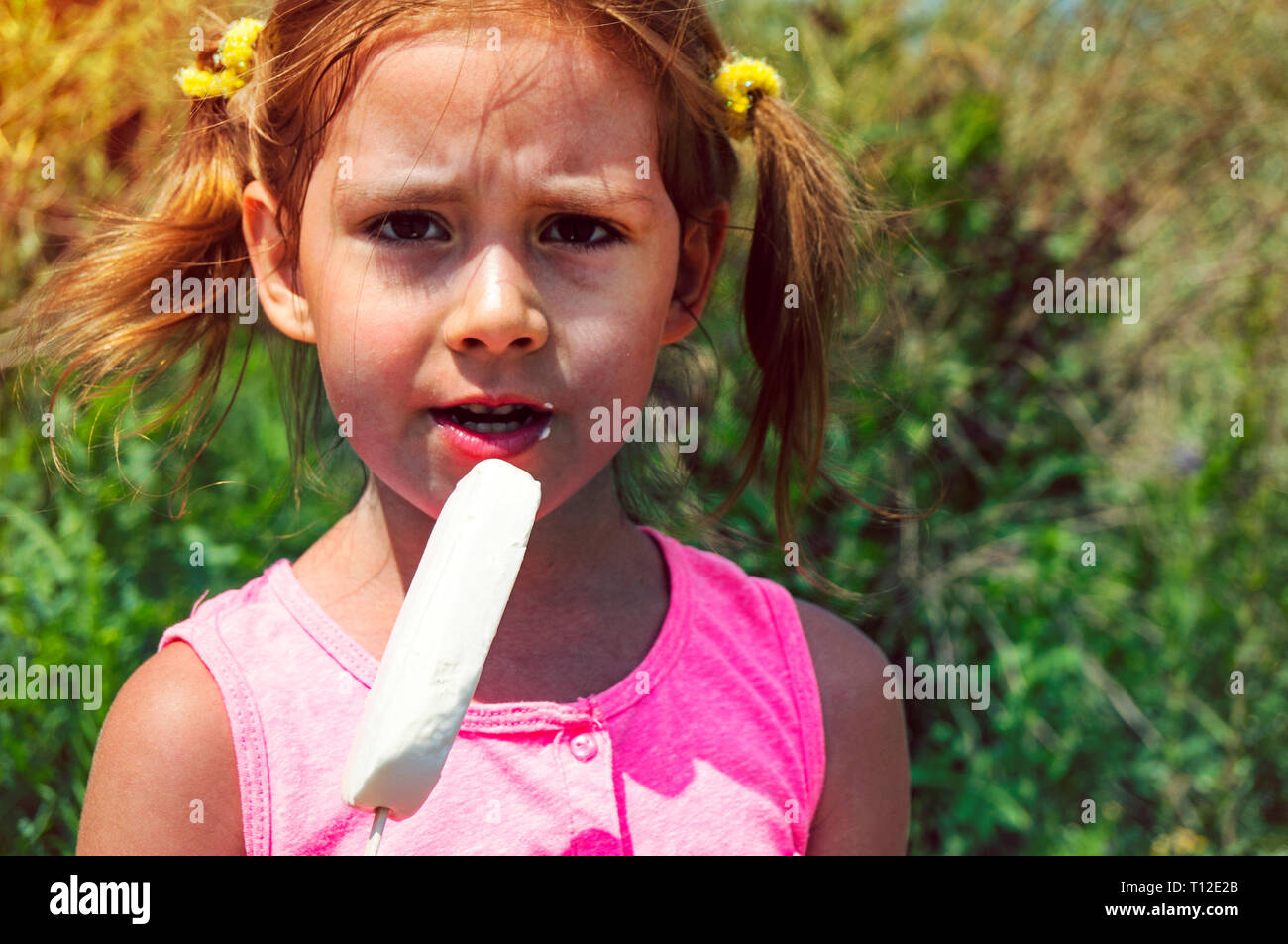 Children healthy snack outdoors hires stock photography and images Alamy