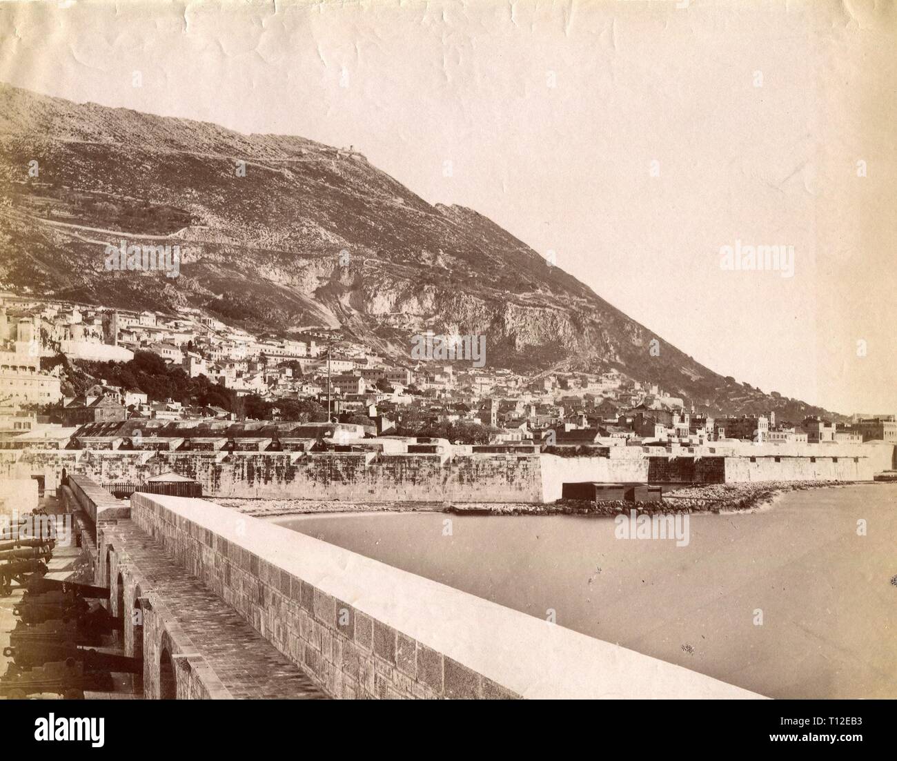 Gibraltar. Vista de la ciudad y bateria de cañones. Stock Photo
