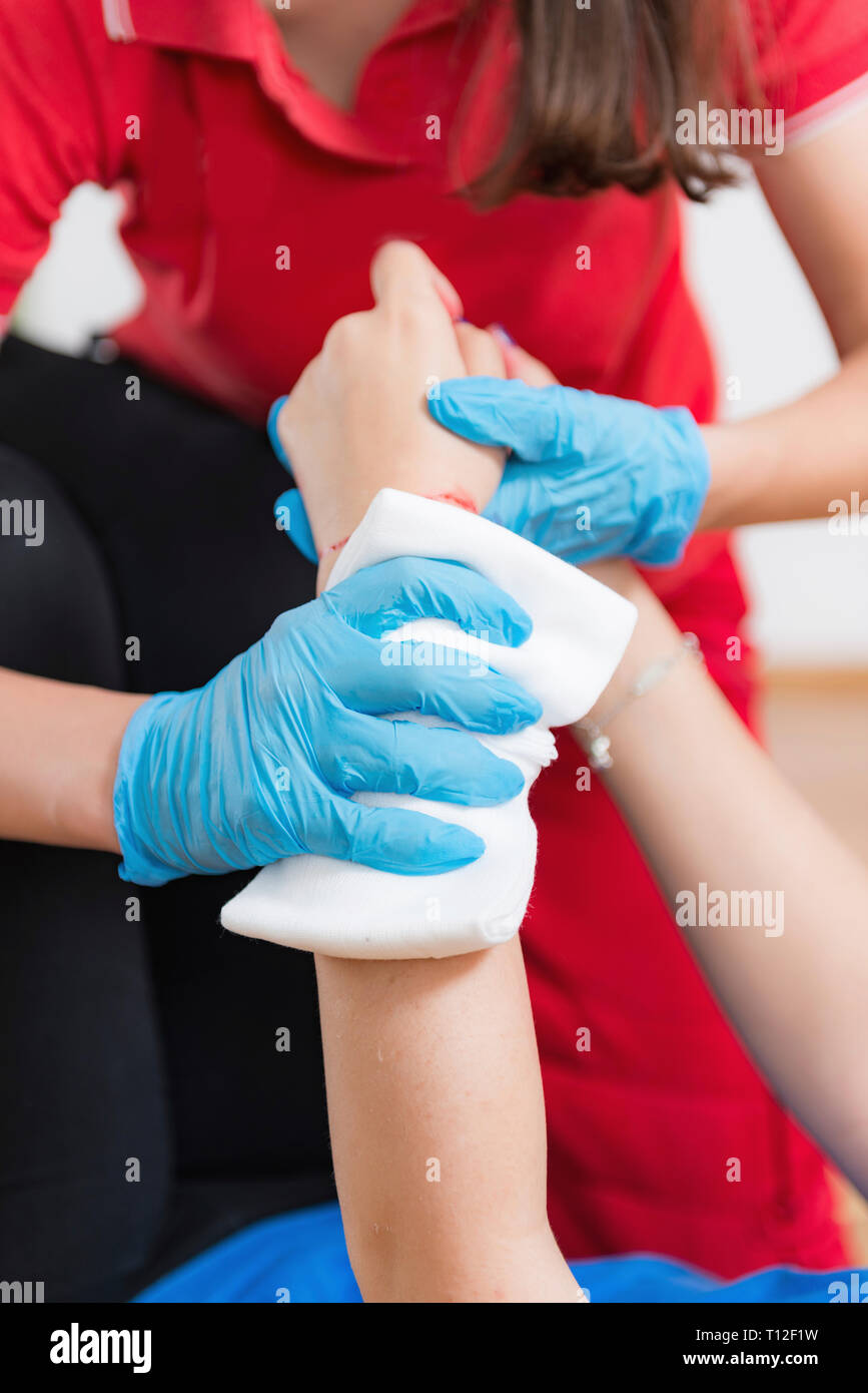 First aid training. Burn injury. First aid course Stock Photo Alamy