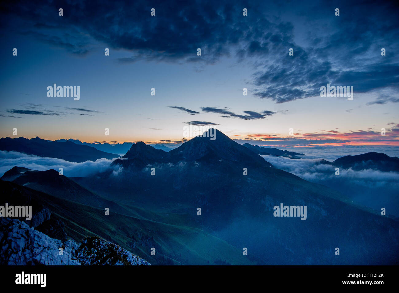Fog in the alps hi-res stock photography and images - Alamy