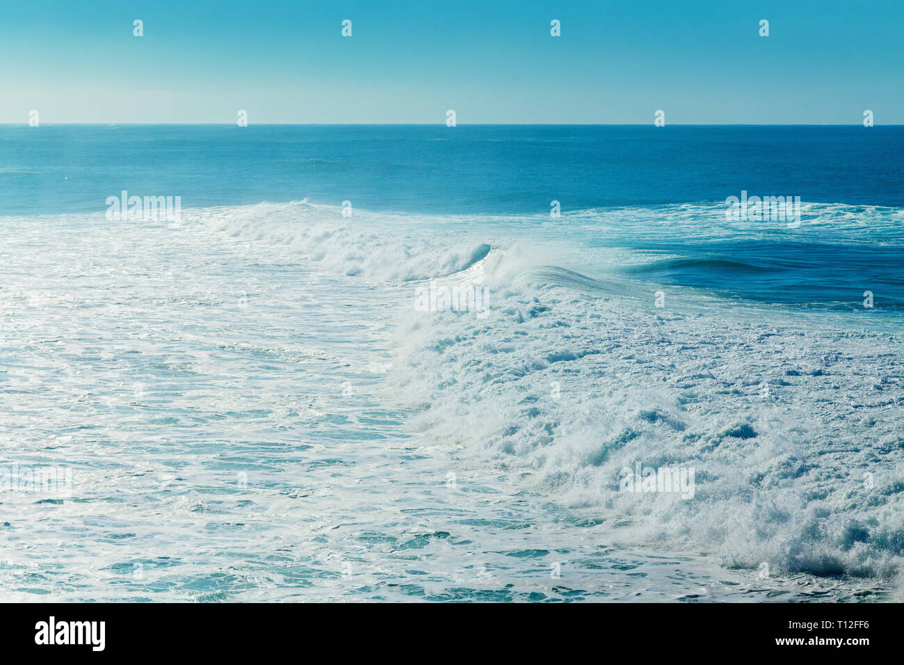 Big foamy waves hi-res stock photography and images - Alamy