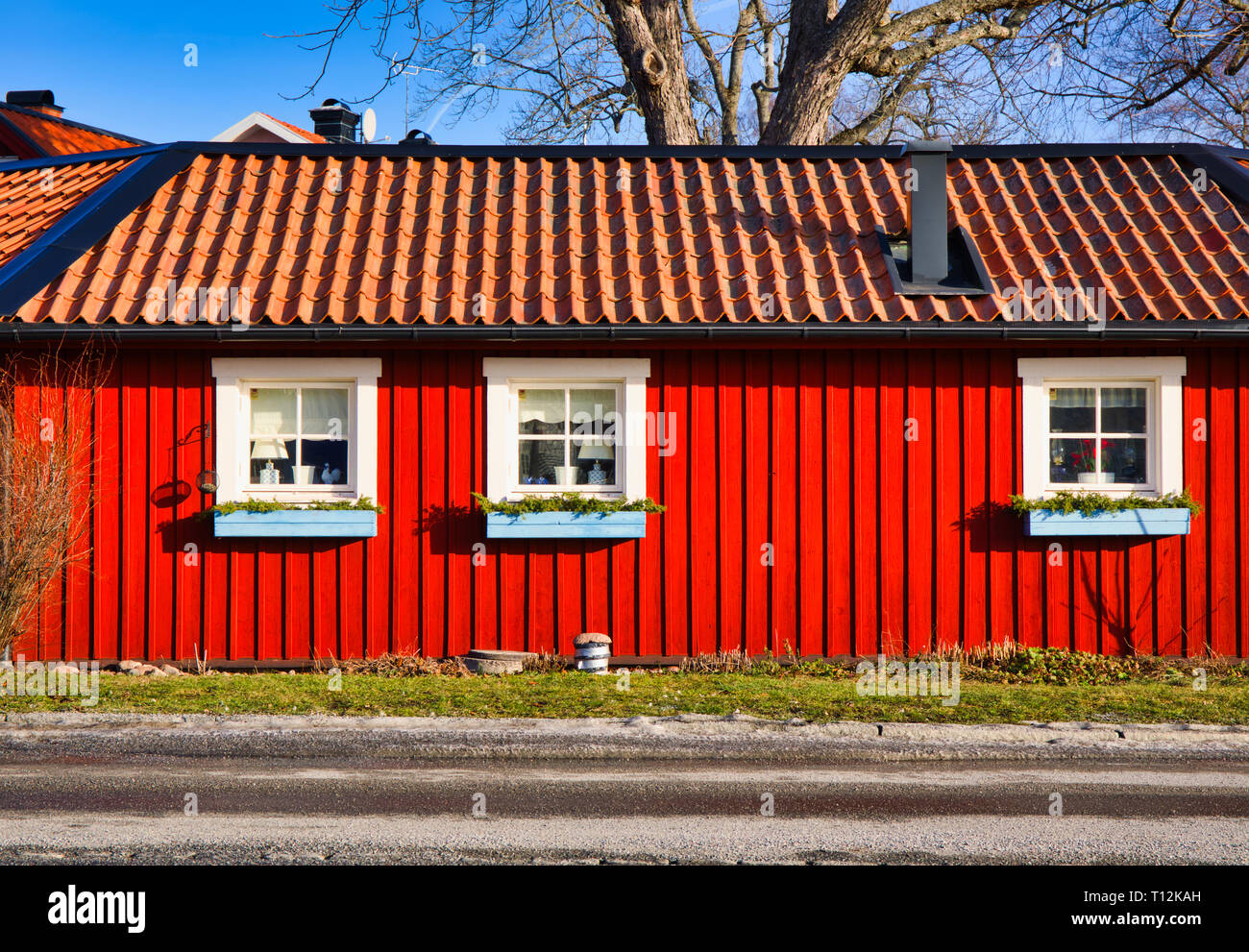 Traditional Falun red cottage, Sigtuna, Sweden. Falun or Falu red is a dye used in red paint traditionally for cottages and barns in Scandinavia Stock Photo