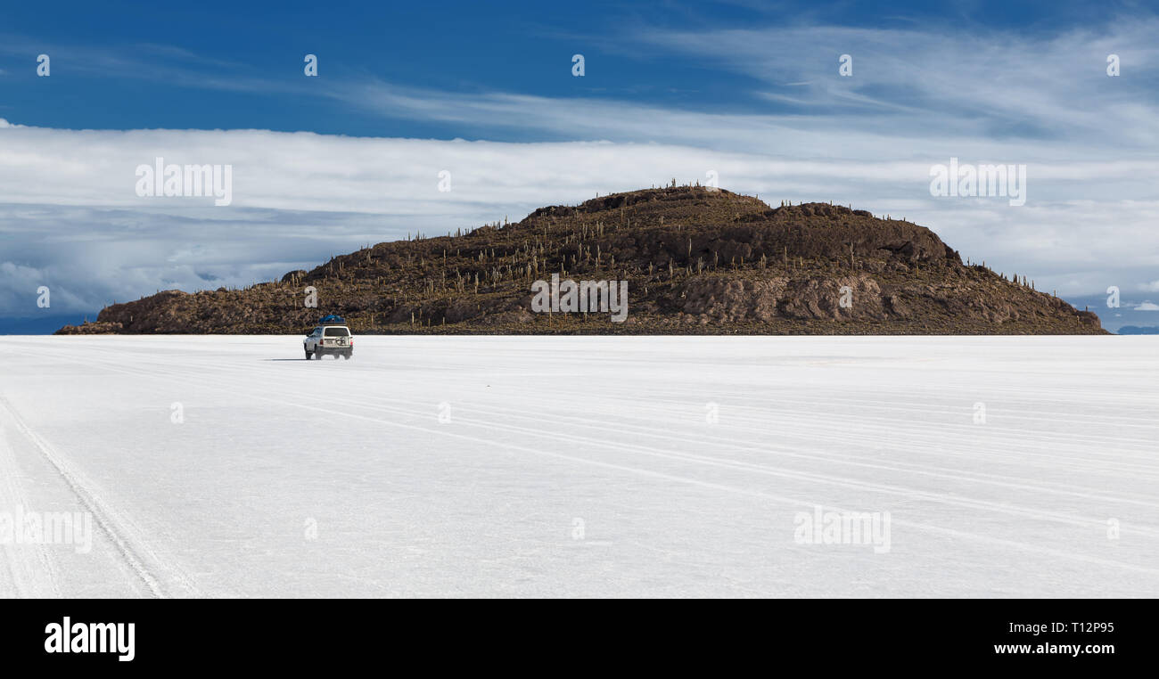 Car in front of Isla Incahuasi at Salt Lake Uyuni (bolivia) Stock Photo