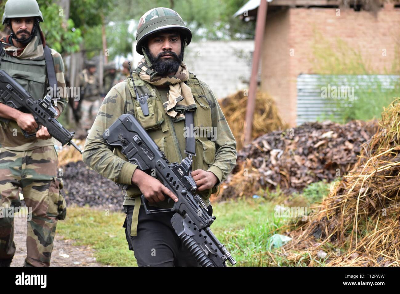 Indian Army and Para Commandos in an encounter site which erupted ...