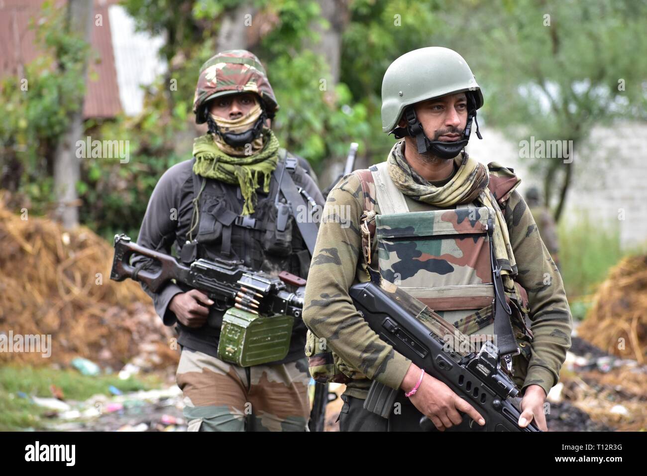Indian Army and Para Commandos in an encounter site which erupted ...