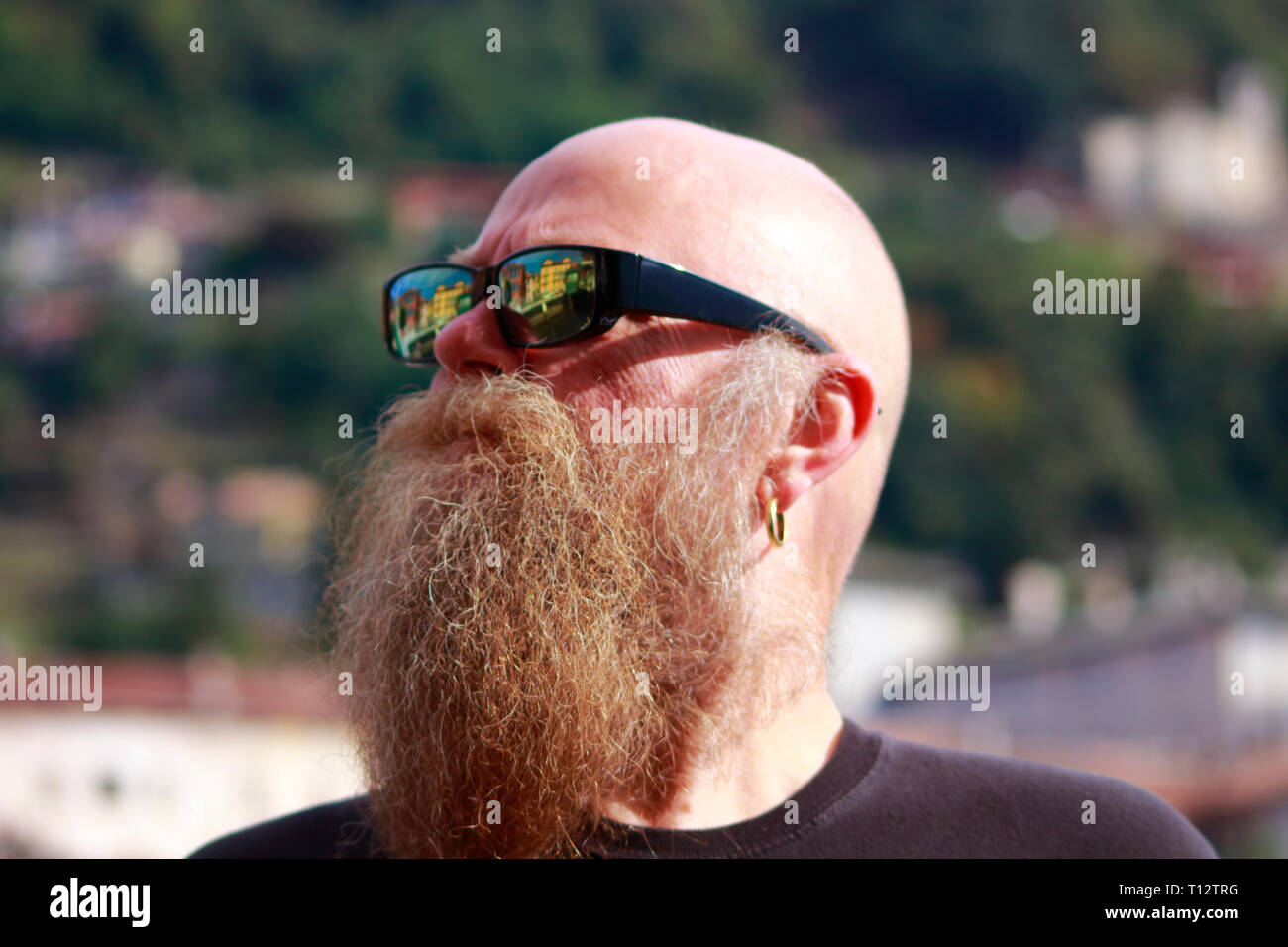 Mann mit langem Bart, und Sonnenbrille schaut nachdenklich Stock Photo