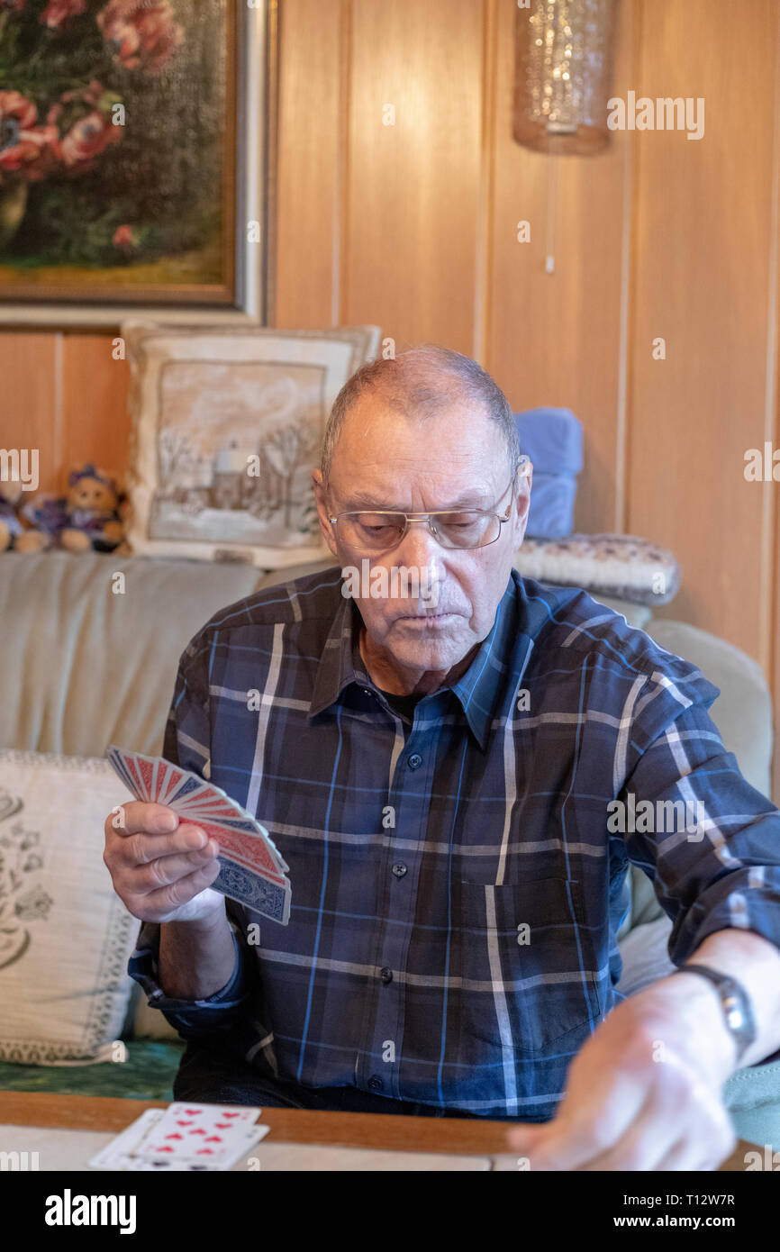 Senior citizens playing cards hires stock photography and images Alamy