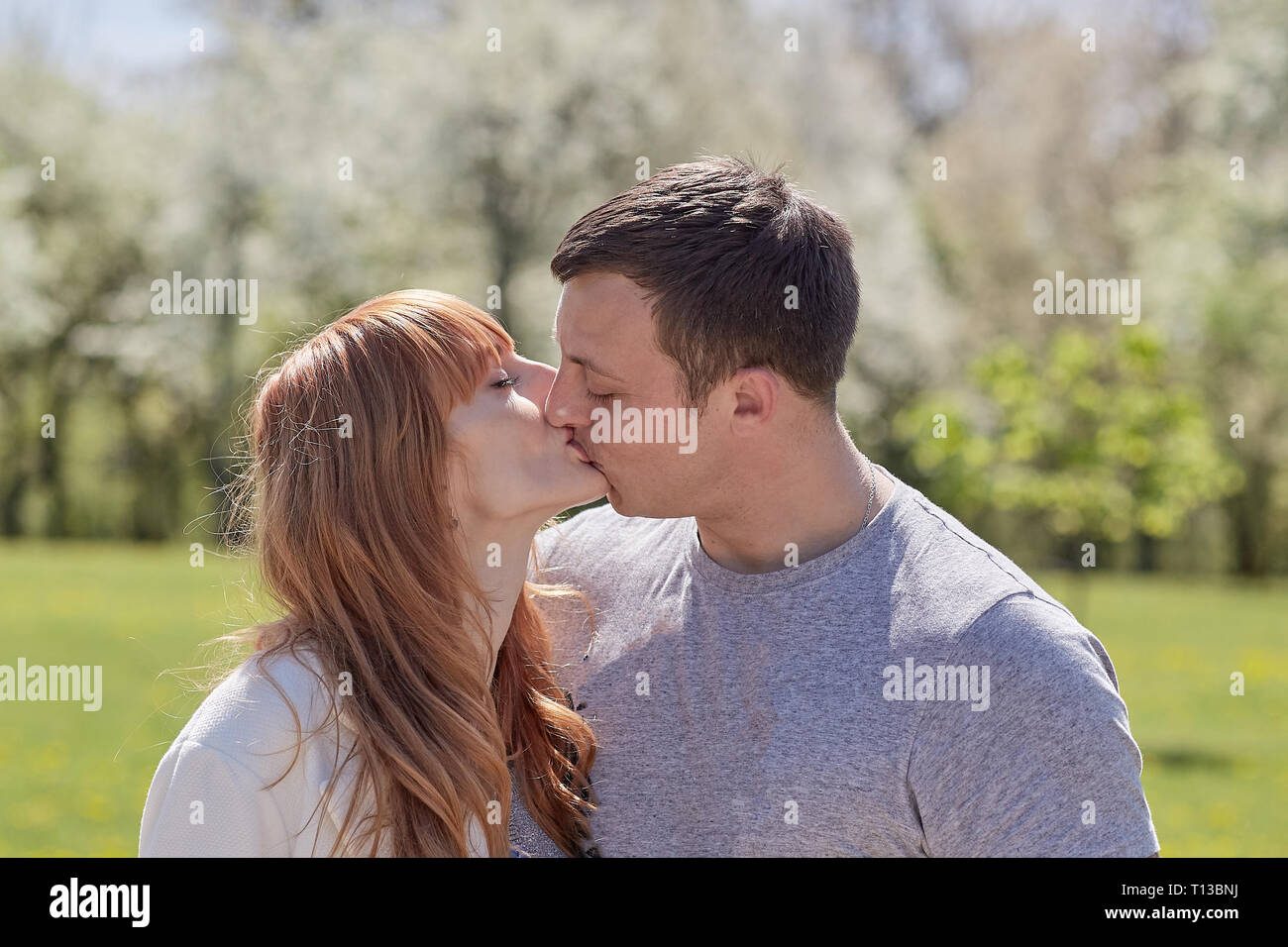 Couple kissing in alley hi-res stock photography and images - Alamy
