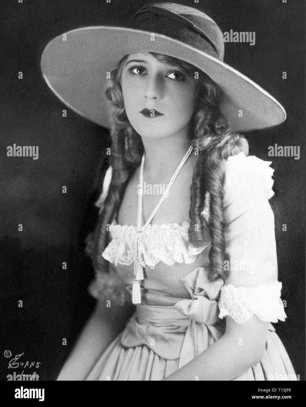 Promotional Photography Of Mary Pickford C 1917 Silent Movie Era promotional-photography-of-mary-pickford-c-1917-silent-movie-era