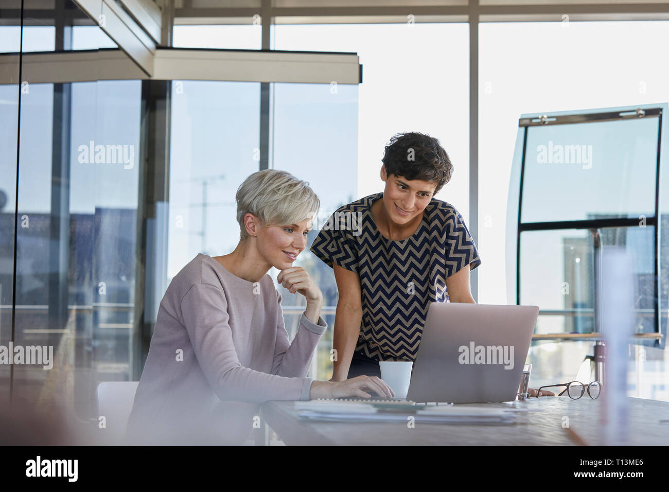 Businesswomen with laptop hi-res stock photography and images - Alamy