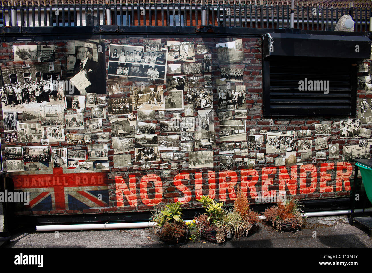 'No surrender' - Wandbild/ Mural, das an den Buergerkrieg erinnert , im protestantischen Teil Belfasts, Shankill Road, Belfast, Nordirland  (nur fuer  Stock Photo