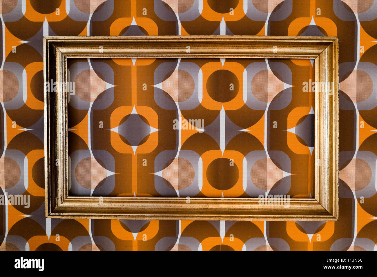 Empty picture frame wallpaper hires stock photography and images Alamy