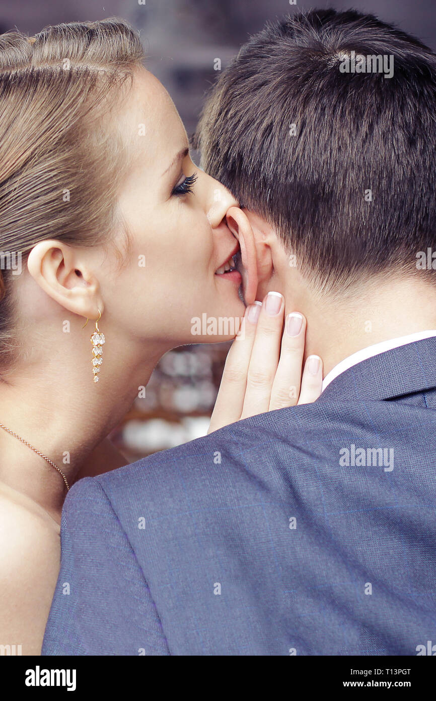 Девушка шепчет парню. Мужчина шепчет на ухо женщине. Прошептал ему в ухо. Прошептал ему в ухо. Шепот на ушко мужчине.